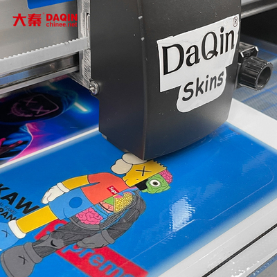 Stiker Daqin Die Cut Sticker Maker Film Layar Pribadi Pemotong Kulit Seluler 3M Pemotong Kulit