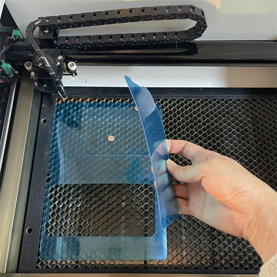 Lingkungan Kerja Dalam Ruang Pelindung Layar Mesin Pemotong Laser AC220V/50Hz Tegangan 1000*800*800mm Ukuran