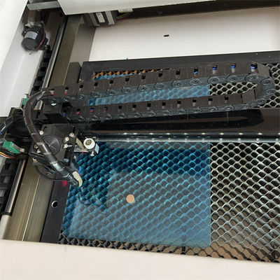 Lingkungan Kerja Dalam Ruang Pelindung Layar Mesin Pemotong Laser AC220V/50Hz Tegangan 1000*800*800mm Ukuran