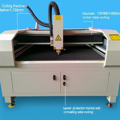 Mesin Pemotong Laser Pelindung Layar Ketebalan Pemotongan Di Bawah 0.5MM dengan Model Pendingin Air Sirkulasi 1000*800*800mm